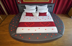 pétales de roses lit rond gite romantique 